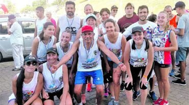 El veterano de guerra Abel Rodríguez (en el centro) viajó desde Viale junto a su familia y sus compañeros del grupo Amamos Correr. Marcelo Miño