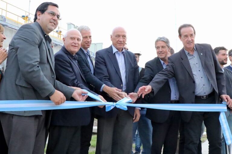 El gobernador Lifschitz y el intendente Vallejos cortaron la cinta de la inauguración. Gentileza: prensa Gobierno de Santa Fe.