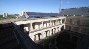 La Casa de Gobierno santafesina usa energía solar para las bombas que suben a sus tanques el agua potable. Del aprovechamiento casi simbólico de años atrás se pasa a las energías vedes como una opción en generación. Mauricio Garín.