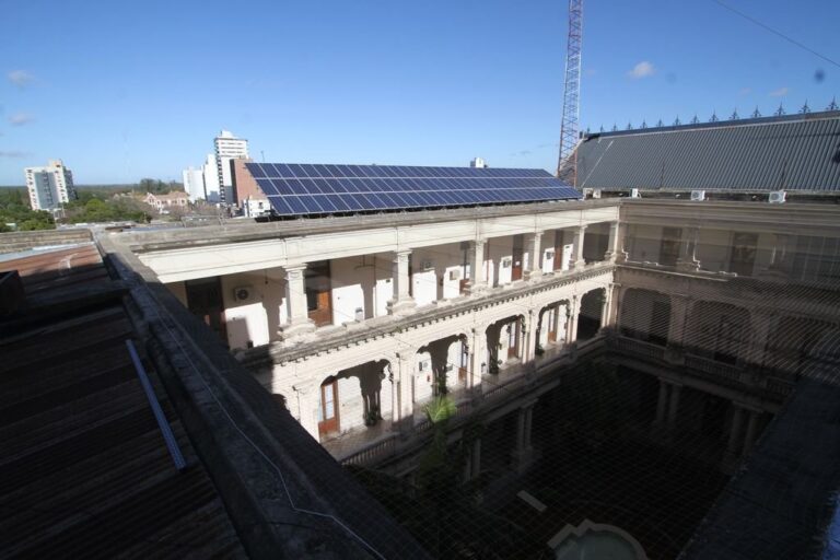 La Casa de Gobierno santafesina usa energía solar para las bombas que suben a sus tanques el agua potable. Del aprovechamiento casi simbólico de años atrás se pasa a las energías vedes como una opción en generación. Mauricio Garín.