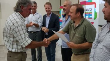 Estos títulos de propiedad fueron concretados en el marco del programa de escrituración de viviendas Fonavi que tiene como objetivo lograr la regularización dominial de todas las unidades sociales de la provincia. Gentileza: prensa Gobierno de Santa Fe.