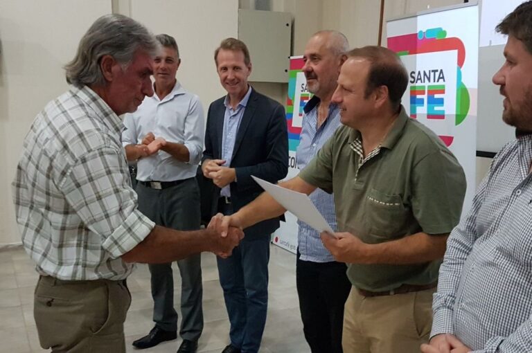 Estos títulos de propiedad fueron concretados en el marco del programa de escrituración de viviendas Fonavi que tiene como objetivo lograr la regularización dominial de todas las unidades sociales de la provincia. Gentileza: prensa Gobierno de Santa Fe.