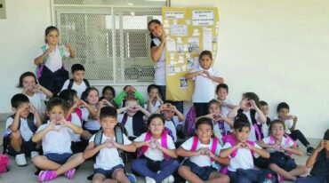 La docente junto a sus alumnos de primer grado.