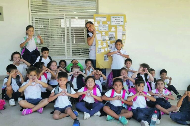 La docente junto a sus alumnos de primer grado.