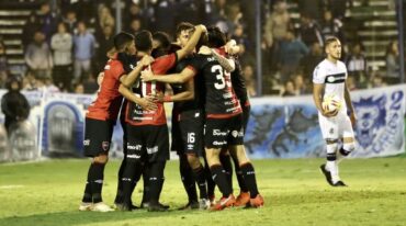 NOB ganó sobre la hora en el bosque platense con el gol de penal de Maximiliano Rodríguez. Gentileza: prensa Newell's Old Boys.