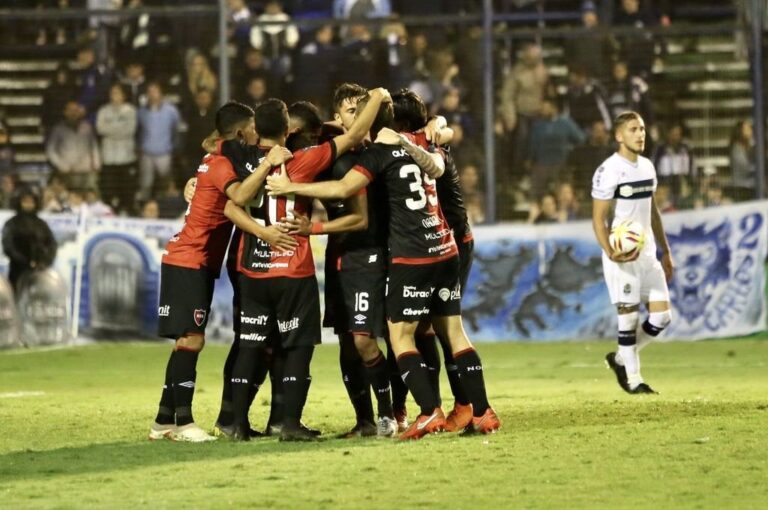 NOB ganó sobre la hora en el bosque platense con el gol de penal de Maximiliano Rodríguez. Gentileza: prensa Newell's Old Boys.