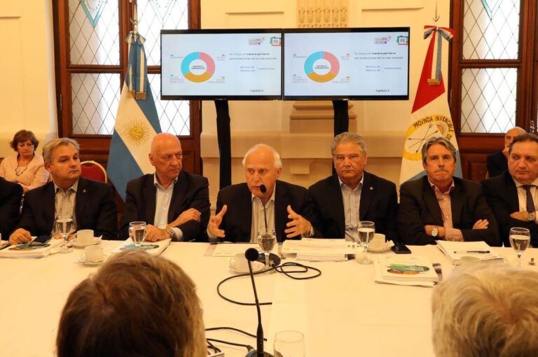 Lifschitz encabezó la reunión a la que asistieron sus ministros y el presidente de la Cámara de Diputados