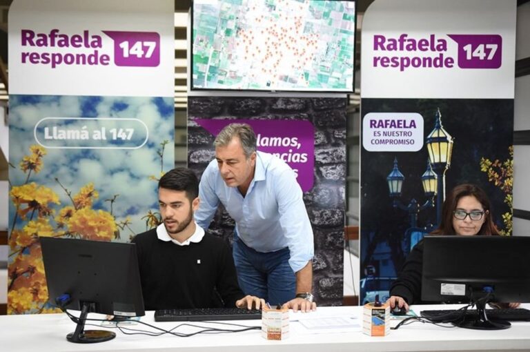 El intendente Castellano aseguró que el 147 'es una forma para canalizar todos los reclamos de los vecinos y brindar una respuesta más eficiente'. Gentileza: prensa Municipalidad de Rafaela.