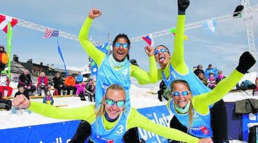 Julieta Puntín y la Virginia Zonta festejaron la obtención del bronce en Kronplatz (Italia) subiendo en andas a Eugenia Tuliz y Cecilia Peralta.  Federación Internacional de Vóleibol