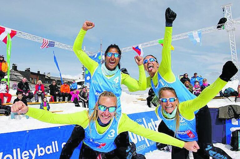Julieta Puntín y la Virginia Zonta festejaron la obtención del bronce en Kronplatz (Italia) subiendo en andas a Eugenia Tuliz y Cecilia Peralta.  Federación Internacional de Vóleibol