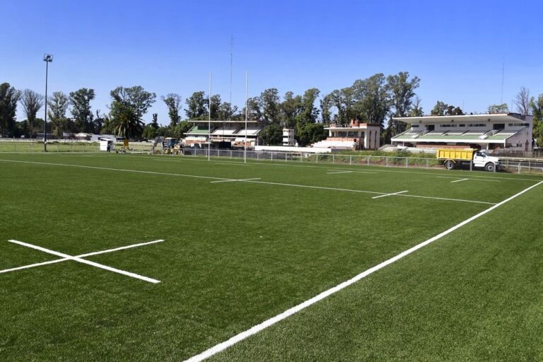 Recorrida. Las autoridades de la World Rugby se fueron muy conformes por el avance de las obras. Gentileza: Lucía Dozo.