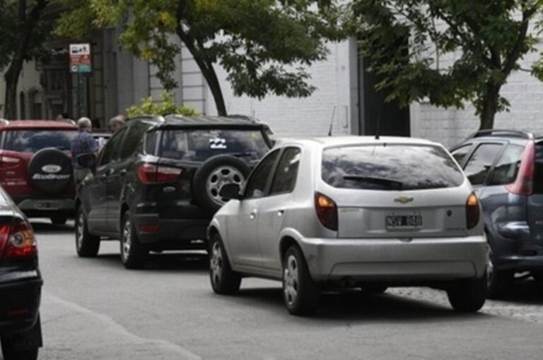 Caos. La entrada y salida de los colegios es un tema de difícil resolución. Todos los intentos de regulación u ordenamiento