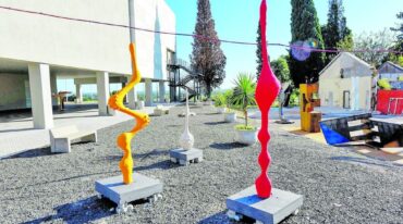 Las esculturas están emplazadas en un paseo lo que añade valor al espacio público y posibilita que las obras puedan ser disfrutadas por quienes recorran el lugar.