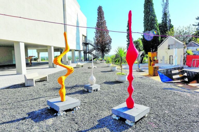 Las esculturas están emplazadas en un paseo lo que añade valor al espacio público y posibilita que las obras puedan ser disfrutadas por quienes recorran el lugar.