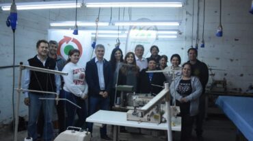 El gobierno de la Provincia de Santa Fe y los municipios impulsan espacios productivos para que las y los jóvenes que se capacitaron en oficios tengan su acercamiento al mundo laboral. Gentileza: prensa Municipalidad de Villa Gobernador Gálvez.