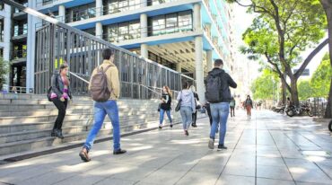 Tendencia. El incremento en la cantidad de universidades está asociado de manera positiva con el crecimiento del producto interno bruto (PBI) per cápita. Archivo.
