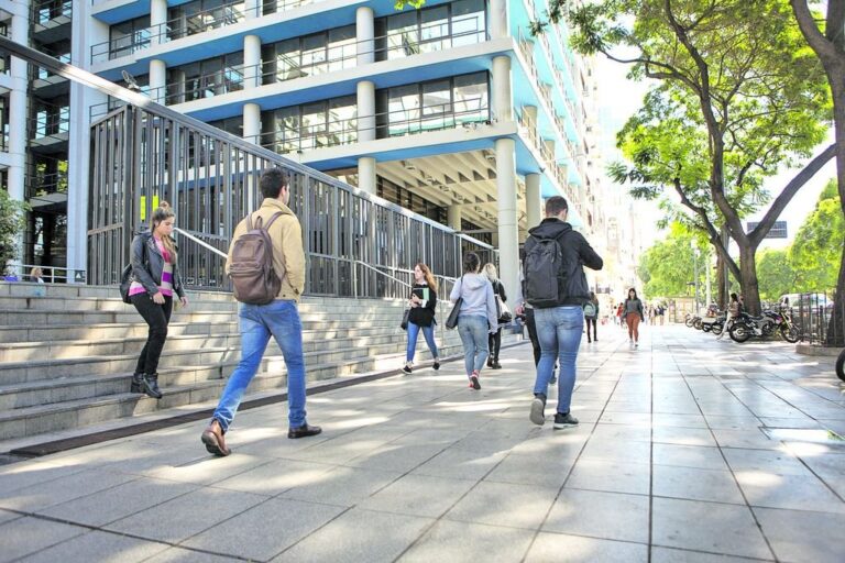 Tendencia. El incremento en la cantidad de universidades está asociado de manera positiva con el crecimiento del producto interno bruto (PBI) per cápita. Archivo.