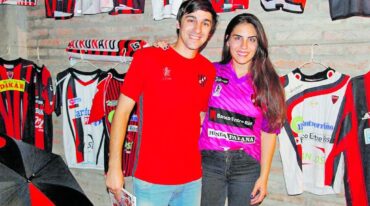 Junto a su novia Nadia. 'Me banca esta locura'