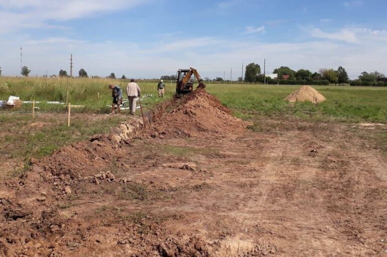 Volpato precisó que se trabaja en dotar de infraestructura y servicio al loteo comunal. Gentileza: prensa Comuna de San Jerónimo Norte.