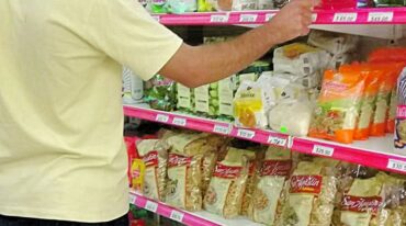Joni haciendo las compras junto a Loquito y Viejito.