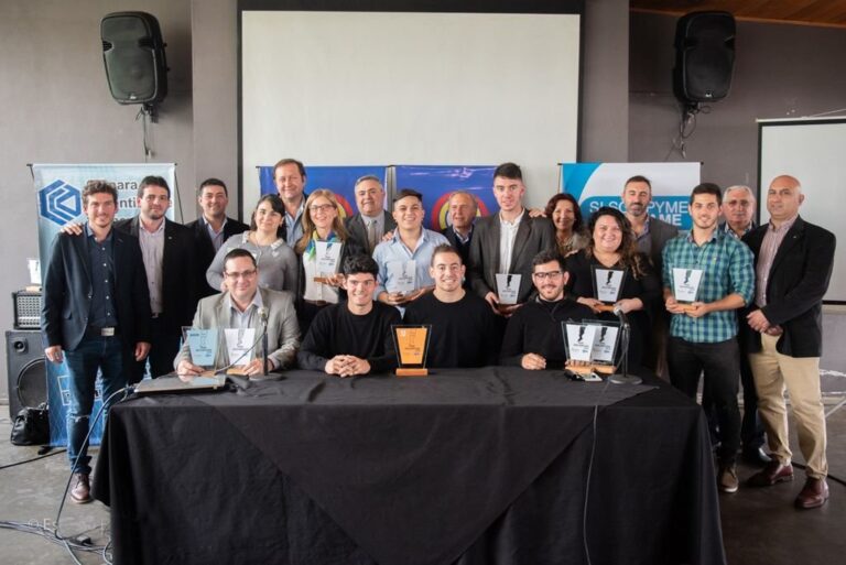 Reconocimiento. Autoridades y premiados en la jornada de reconocimiento al Joven Empresario santafesino 2019. Gentileza: Ignacio Platini.