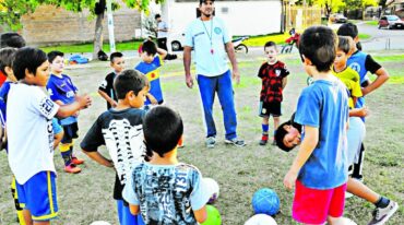 Héctor Rebeque está a cargo de casi 100 chicos que asisten a la Escuela de Fútbol Infantil Santa Lucía. Marcelo Miño
