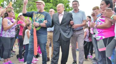 Ovación. Así fue la llegada a Diamante del médico entrerriano junto a su hijo Patrick. Gentileza Municipalidad de Diamante