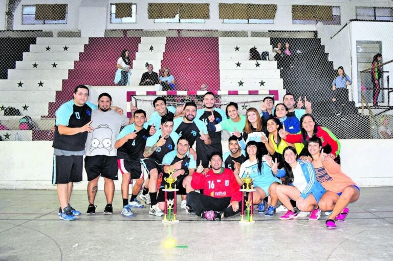 Los planteles de Hay Equipo y Portugués posaron