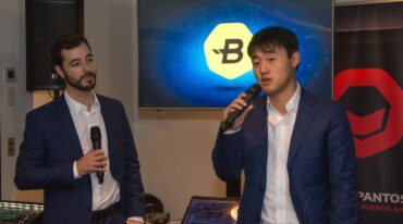 Kevin Bootz y Michael Wu hablan en la presentación. Gentileza.