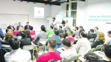 El Club de Emprendedores de la Facultad de Ciencias Económicas fue el escenario para el lanzamiento del programa de preincubación 'IDEando'.