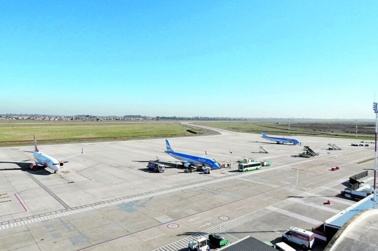 Panorama negro para el vínculo de Rosario con aeropuertos latinoamericanos. Este fenómeno supo ser clave para el despegue de la terminal. Archivo.