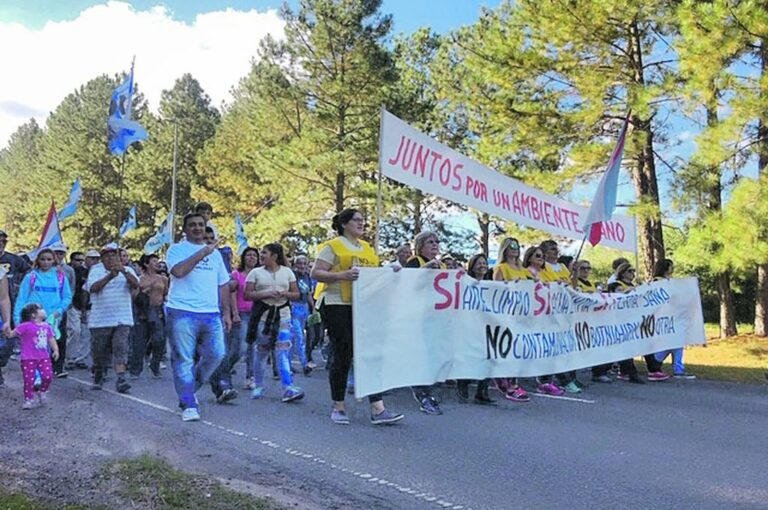 Entrerrianos y uruguayos se manifestaron en contra de la instalación de la segunda planta de celulosa de la firma finlandesa UPM.