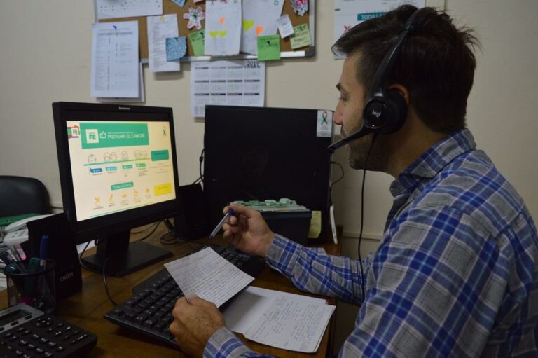 Los 'navegadores' se ocupan de la atención y seguimiento de los pacientes desde el momento en el que sus médicos les indican alguno de los tratamientos oncológicos específicos. Gentileza: prensa Gobierno de Santa Fe.