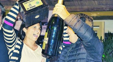 El binomio ganador levantó la Copa.