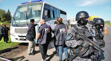Los presos habrían iniciado un incendio en el fondo del micro del Servicio Penitenciario para sorprender a los guardias. Marcelo Manera