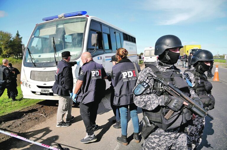 Los presos habrían iniciado un incendio en el fondo del micro del Servicio Penitenciario para sorprender a los guardias. Marcelo Manera