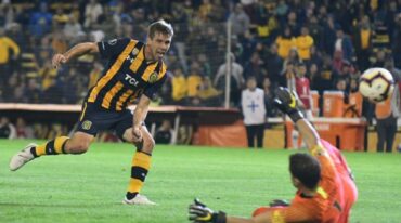 Claudio Riaño define en el área para marcar el segundo de Central. Gentileza: prensa Rosario Central.