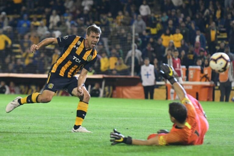 Claudio Riaño define en el área para marcar el segundo de Central. Gentileza: prensa Rosario Central.