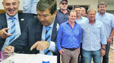 En las fotos Claudio Tórtul 'junto a un amigo y dirigente Daniel Carbonell'. En la siguiente imagen con el ex presidente de la entidad Gabriel Bourdín y el gobernador de la provincia Gustavo Bordet.