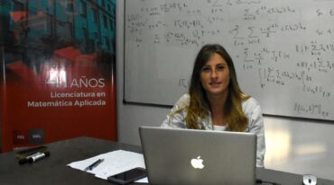 Fórmulas en la pizarra. Carena tomó una de sus pasiones (el fútbol) para ayudar a los alumnos secundarios a aprender matemáticas. De publicarse