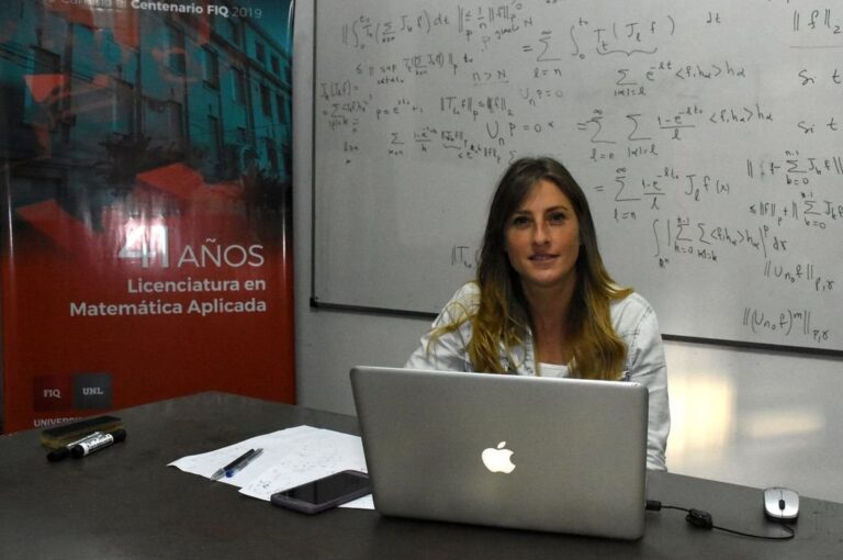 Fórmulas en la pizarra. Carena tomó una de sus pasiones (el fútbol) para ayudar a los alumnos secundarios a aprender matemáticas. De publicarse