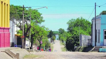 Una de las tranquilas calles de Pueblo Brugo que desemboca en el río Paraná. Captura digital