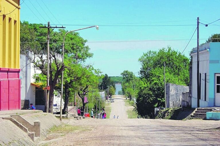 Una de las tranquilas calles de Pueblo Brugo que desemboca en el río Paraná. Captura digital
