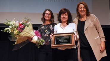 Distinción. Chan (en el centro) recibió el premio de manos de la intendenta rosarina
