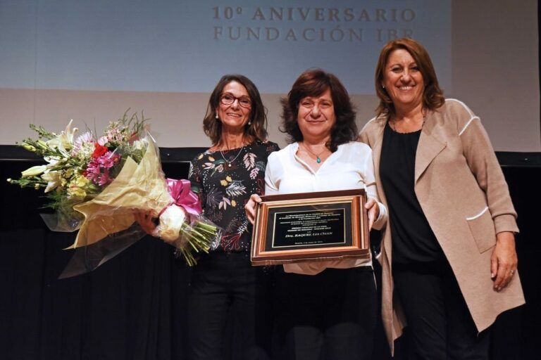 Distinción. Chan (en el centro) recibió el premio de manos de la intendenta rosarina