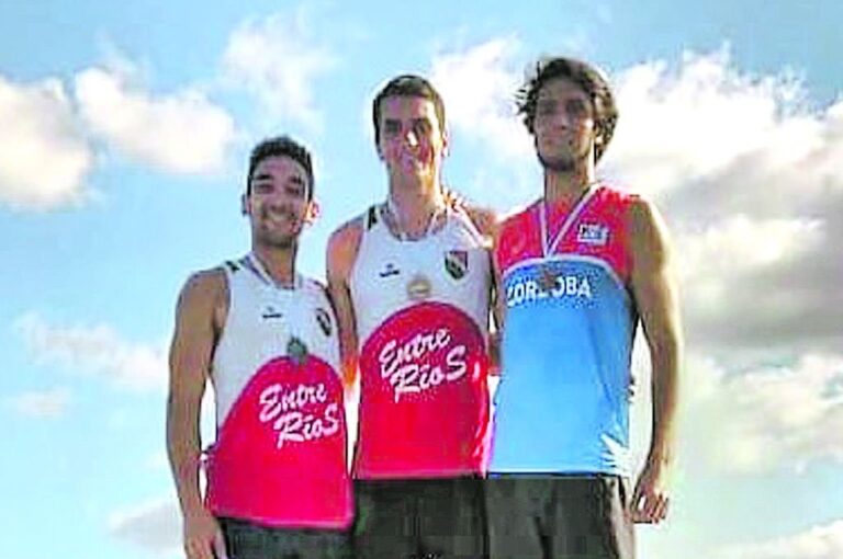 El maciense Sergio Pandiani y el bovrilense Alexis Heit (centro e izquierda) lograron un inolvidable 1-2 en decatlón