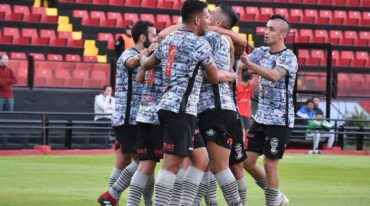 El equipo de la Capital Federal festejó en la cancha de Colón. Luis Cetraro.