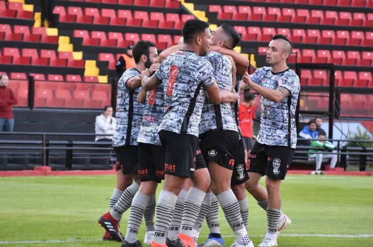 El equipo de la Capital Federal festejó en la cancha de Colón. Luis Cetraro.