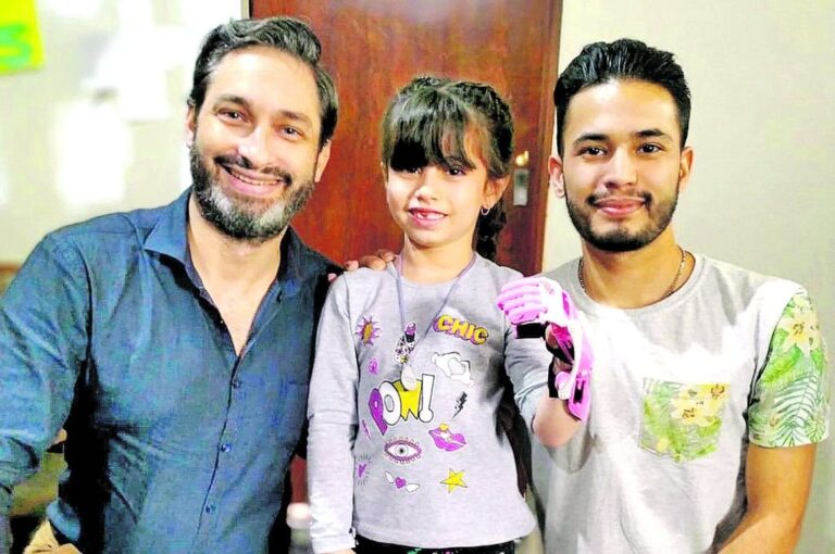 La niña rosarina recibió su mano impresa en 3D