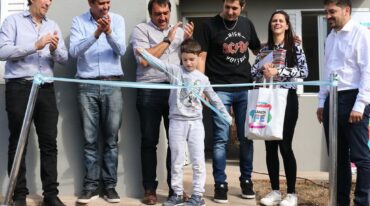 El gobierno de Santa Fe entregó el miércoles una vivienda en Sargento Cabral y otra unidad habitacional en Rueda